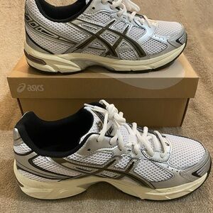 ASICS (GEL-1130) White and Black/gold/brown Running Shoes